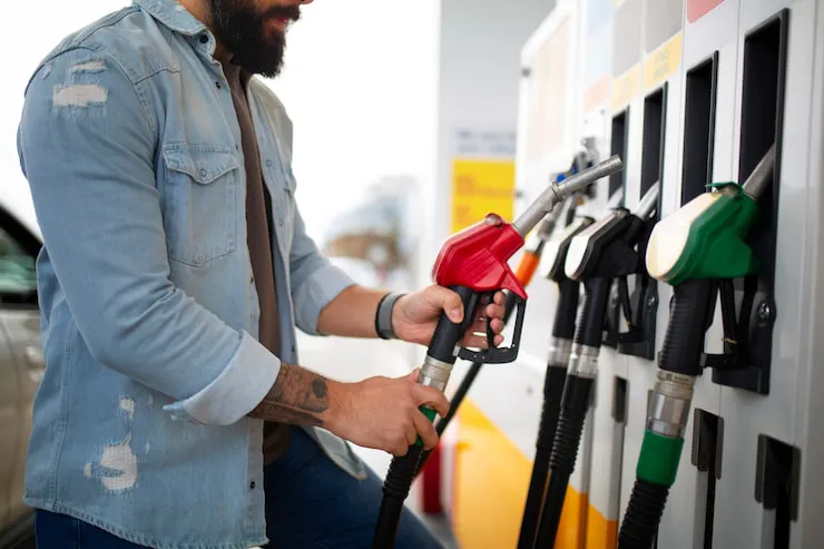 persona-que-pasa-tiempo-gasolinera_23-2150440208