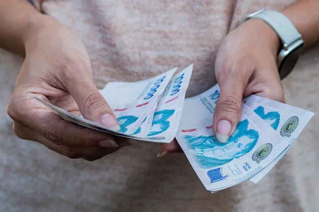 foto-delantera-manos-mujer-contando-10-000-billetes-pesos-argentinos_1071113-831