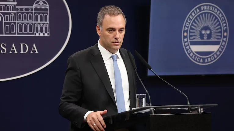 el-vocero-presidencial-manuel-adorni-en-conferencia-de-prensa-en-casa-rosada-foto-casa-rosada-AOFL3L2RX5CSBHWZ367HRA4XQQ