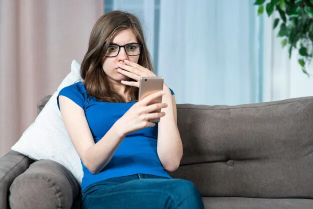 retrato-asustar-nina-sorprendida-asustada-joven-estresada-mujer-ansiosa-esta-mirando-su-celular-movil_157823-1493