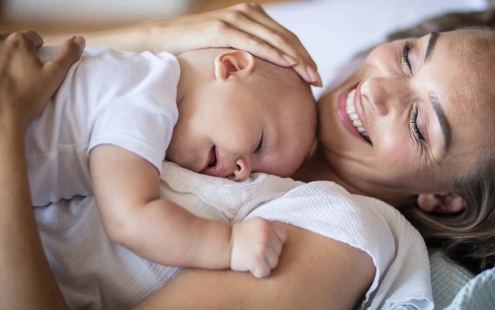 madre-abrazando-bebe-felicidad